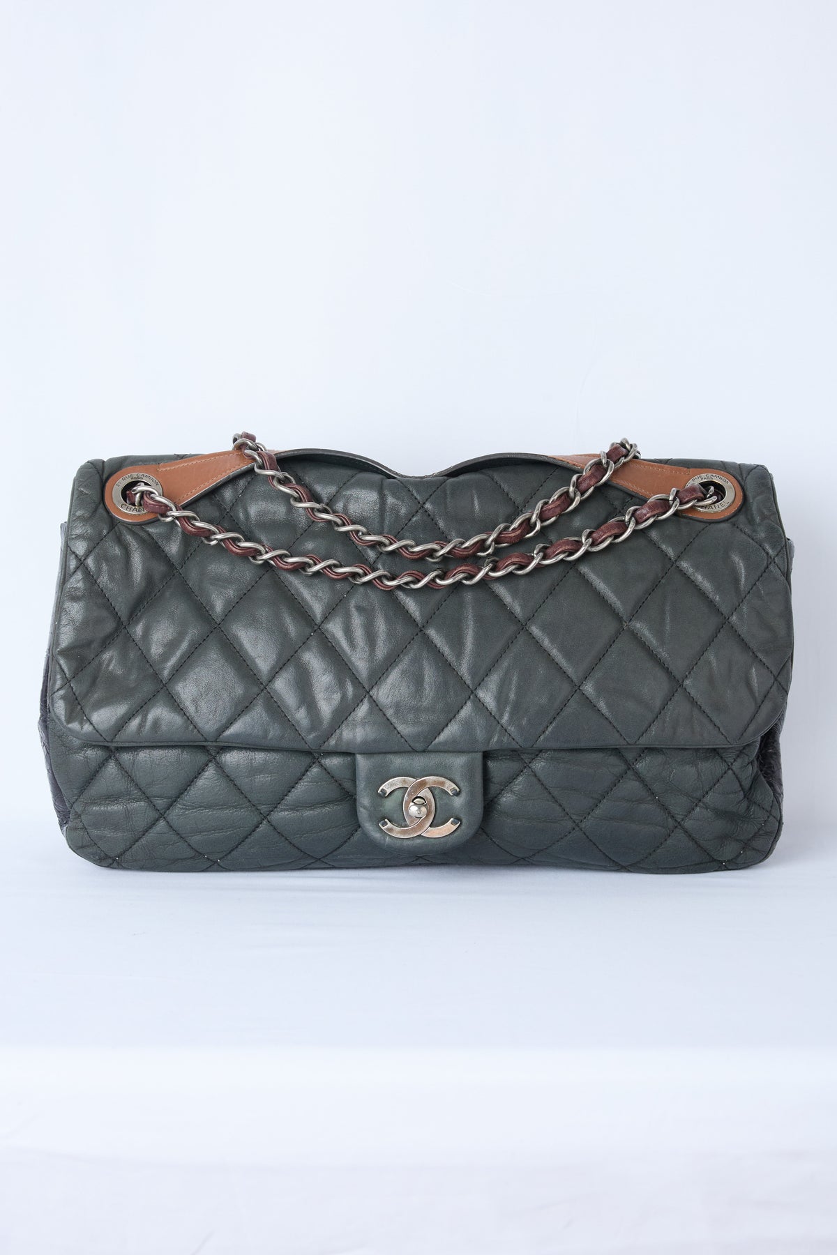 CHANEL IRRIDESCENT GREY QUILTED BUBBLE FLAP